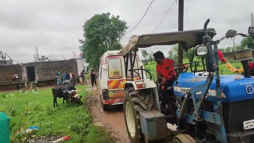 Ambulance stuck in Ashoknagar illegal colony, pregnant woman rescued using tractor