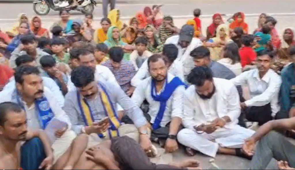 Tribal youth protest against MP Police brutality in Chhatarpur after alleged chilli powder torture incident | mpsamwad.com