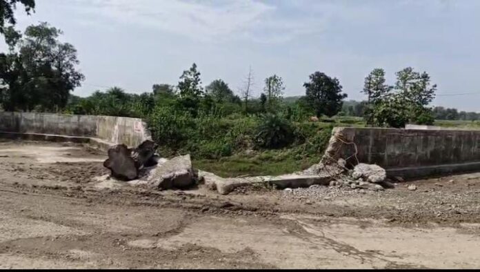 बालाघाट-सिवनी हाईवे पर X आकार के पुल पर हादसे की जगह और टूटी रेलिंग