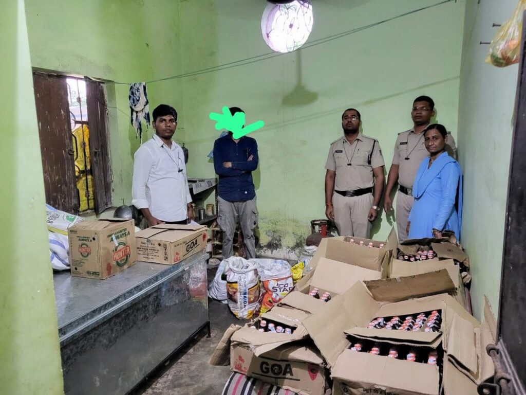 Seized foreign liquor from poultry farm in Mandla by excise department - mpsamwad.com