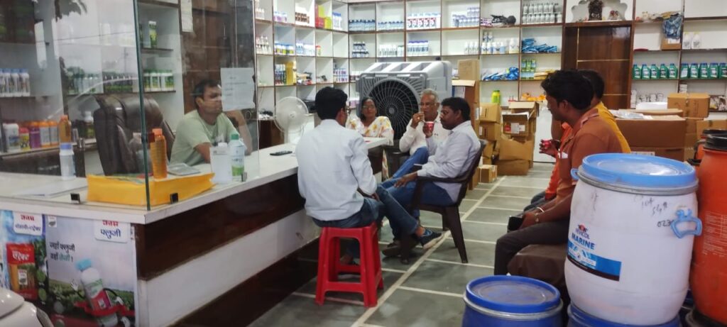 ग्यारसपुर कृषि केंद्र पर जांच करते अधिकारी