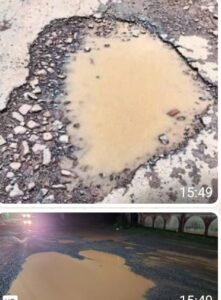 कटनी की जर्जर सड़कों पर बने गहरे गड्ढे और दुर्घटनाग्रस्त वाहन की तस्वीर