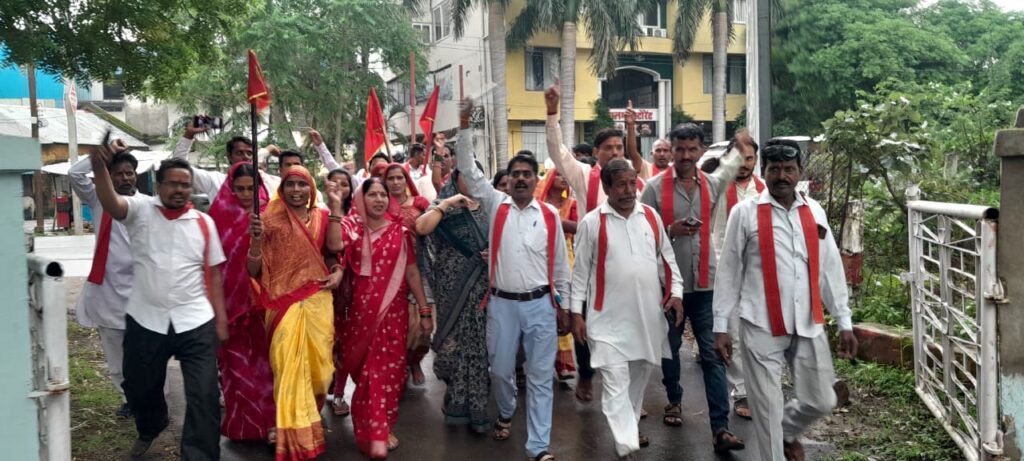 पटेरा में अवैध खनन पर विरोध करते संगठन के कार्यकर्ता और प्रशासन के खिलाफ प्रदर्शन