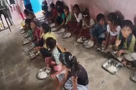 मिड-डे मील में सेव-परमल परोसते स्कूल कर्मचारी का वायरल वीडियो – रतलाम