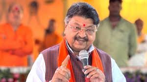 कैलाश विजयवर्गीय मंच पर वन विभाग पर आरोप लगाते हुए