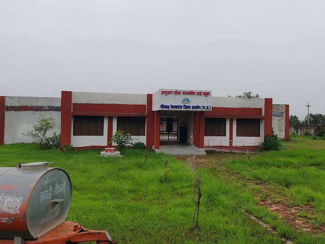 1 crore school locked for 8 years in Chandbad, students studying in damaged building – mpsamwad.com