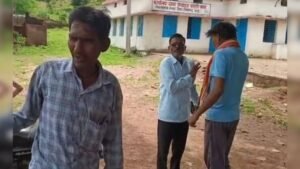 टीकमगढ़ स्कूल में शराब पीता शिक्षक और वायरल वीडियो के बाद निलंबन की कार्रवाई