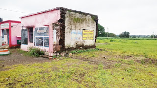सिवनी जिले के जर्जर सरकारी स्कूल भवन की तस्वीर जिसमें बच्चे असुरक्षित स्थिति में पढ़ाई कर रहे हैं