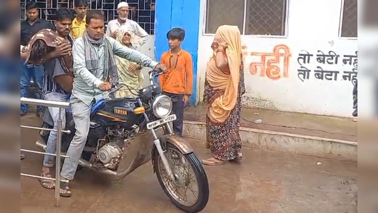विदिशा में बाइक पर बेटे का शव ले जाते परिजन – सिरोंज अस्पताल की लापरवाही उजागर