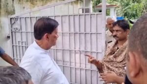 BJP MLA Narendra Kushwah clashing with Bhind Collector Sanjeev Shrivastava during fertilizer crisis protest
