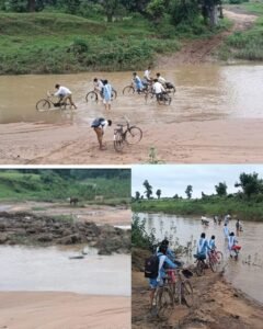 Children crossing Barua river in Umaria without bridge during monsoon, uniforms soaked, safety risk high – mpsamwad.com