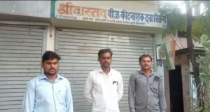 Panna farmer's dried crop after wrong pesticide use, demanding justice and action against negligent agro dealer