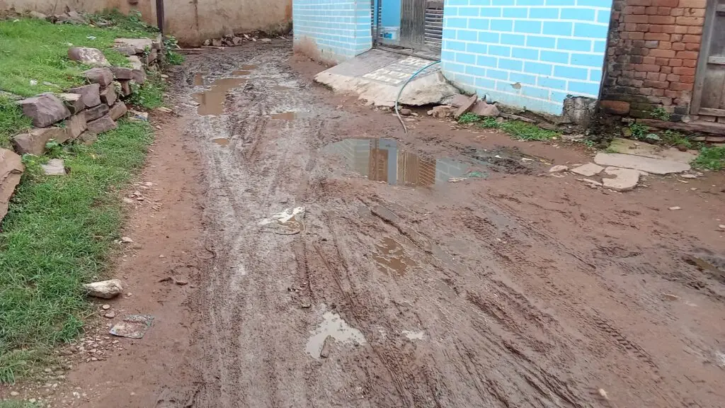 Kumhari village road in poor condition, children and patients to face mud and dust on Independence Day, villagers demand repair