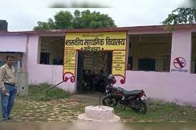 उज्जैन के सरकारी स्कूल की जर्जर हालत दिखाता दृश्य, टूटी दीवारें और मंदिर में पढ़ते बच्चे