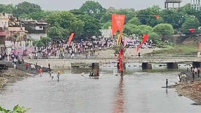 Pandhurna Gotmar Mela 2025 stone-throwing ritual crowd injuries river tradition