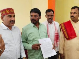 BJP MLA Omprakash Dhurve exposing corruption in Dindori tribal department over cancellation of 438 teachers and 139 wardens transfers