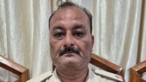 Lokayukta team catches Sidhi ASI taking 20 thousand bribe after demanding 50 thousand, police department in shock.