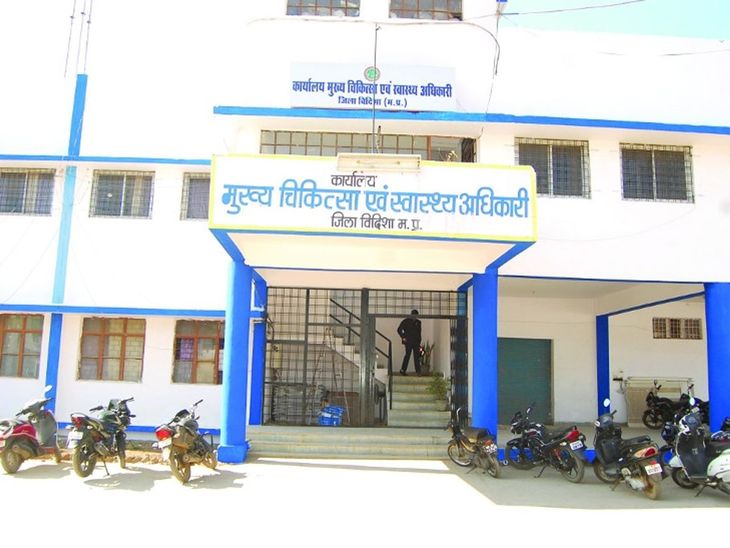 CMHO and Drug Inspector sealing illegal clinics and suspending medical store licenses in Vidisha crackdown