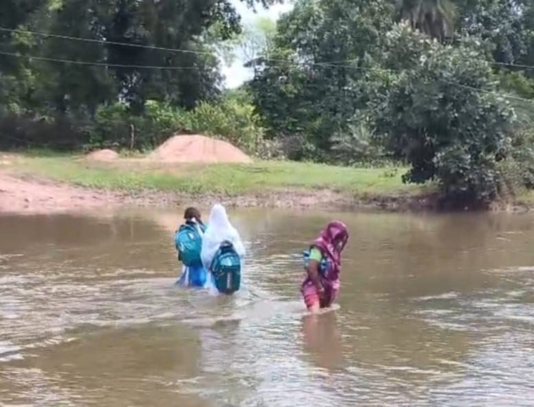 Tikamgarh Dunr Mohalla bridge problem
