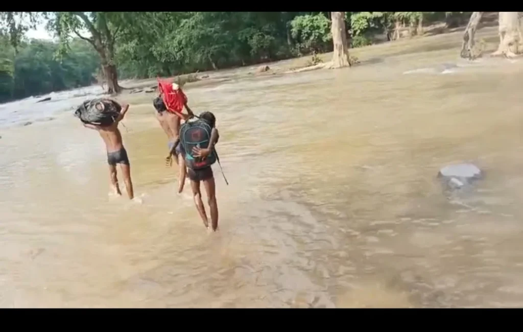 Balaghat children crossing fast-flowing Nehra river daily to reach Durendea School – mpsamwad.com news.