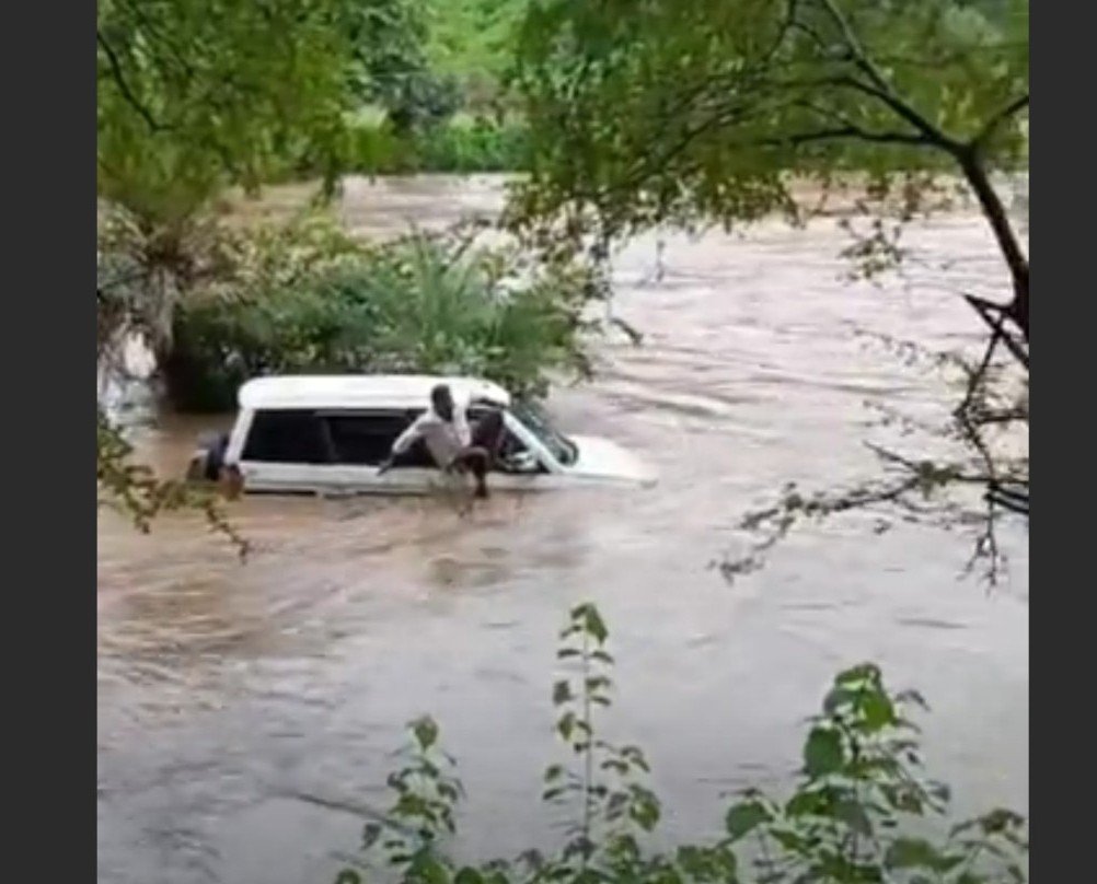 Health department Bolero trapped in strong current of Gunjali river in Neemuch, villagers rescue three people safely during heavy rains