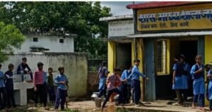 Children throwing mid-day meal food in Katni school while stray dogs eat due to negligence in Mid-Day Meal scheme