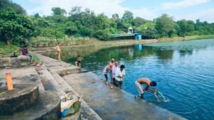 Devotees perform rituals at Gyarsapur Manasarovar pond while locals protest against pollution and heritage damage – mpsamwad.com