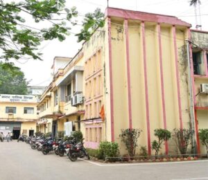 Katni Municipal Corporation blacklists Vijaya Construction over streetlight project corruption and negligence, city areas left in darkness.