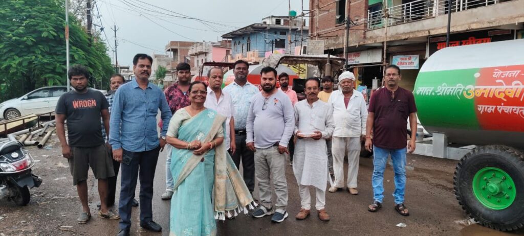 MLA Umadevi Khateek distributing water tankers to villages in Hatta, providing relief from summer water shortage crisis.