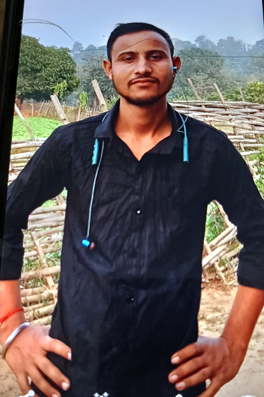 Handwritten Naxal letter accusing youth of being police informer in Balaghat, missing case sparks fear and search operation.