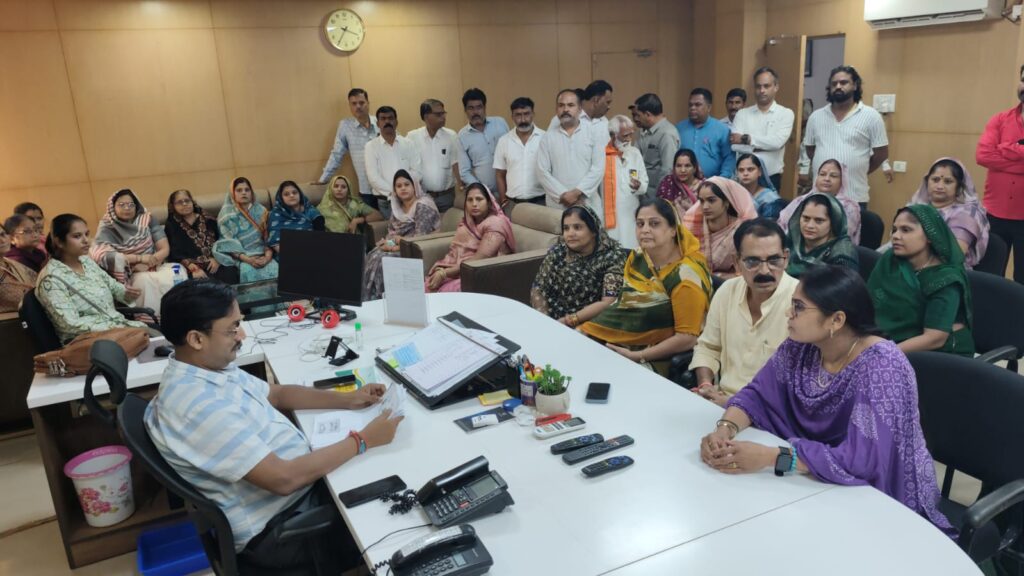 Vidisha municipal councilors protest against mayor corruption mpsamwad.com