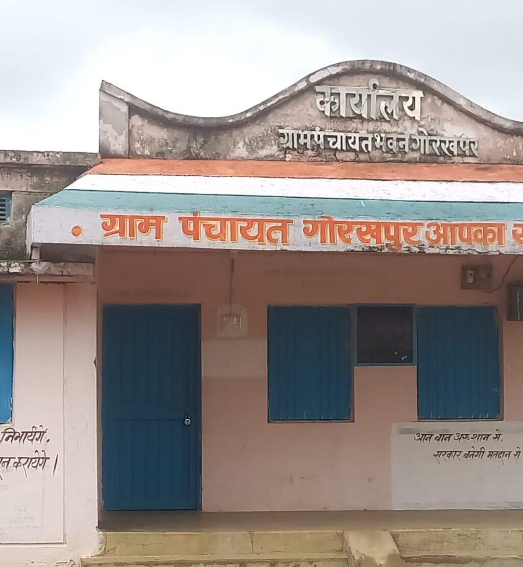 Villagers lock Gorakhpur Panchayat Bhavan in Seoni demanding Collector visit and action against negligent secretary Hemraj Rahangdale