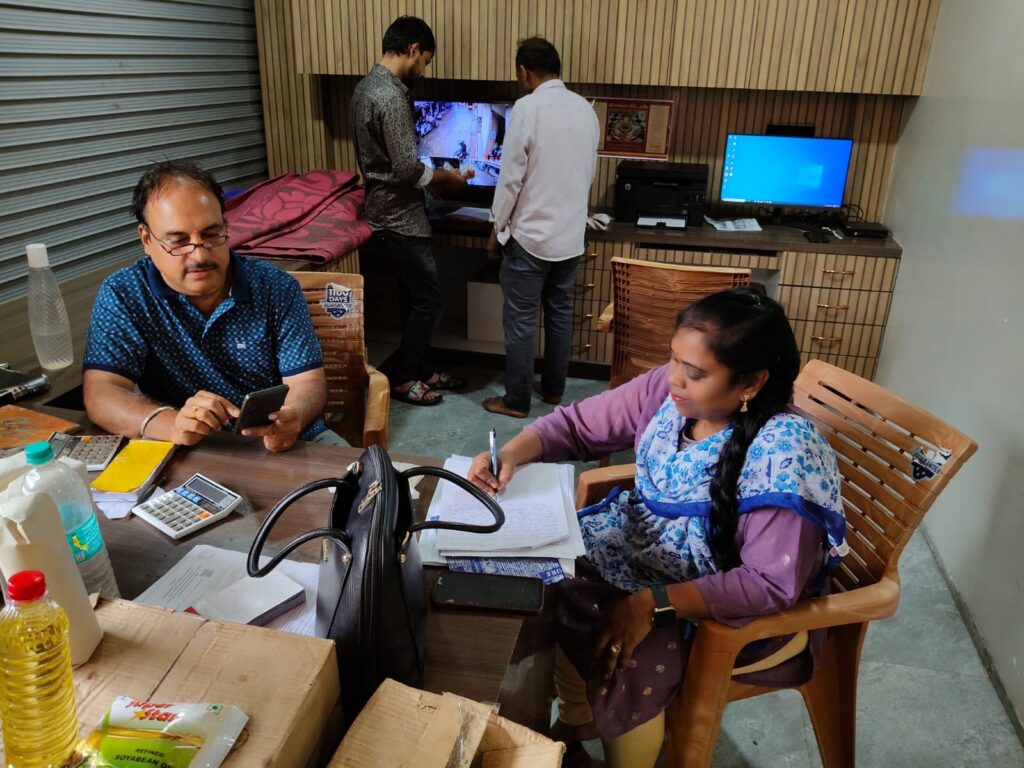 Food Safety Department Vidisha collects oil samples from Mahavir Agency, sent to Bhopal lab for testing, strict action possible on irregularities