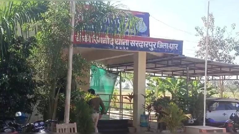 Dhar police constable caught taking bribe by Lokayukta after demanding ₹50,000 and seizing vehicle and mobile.