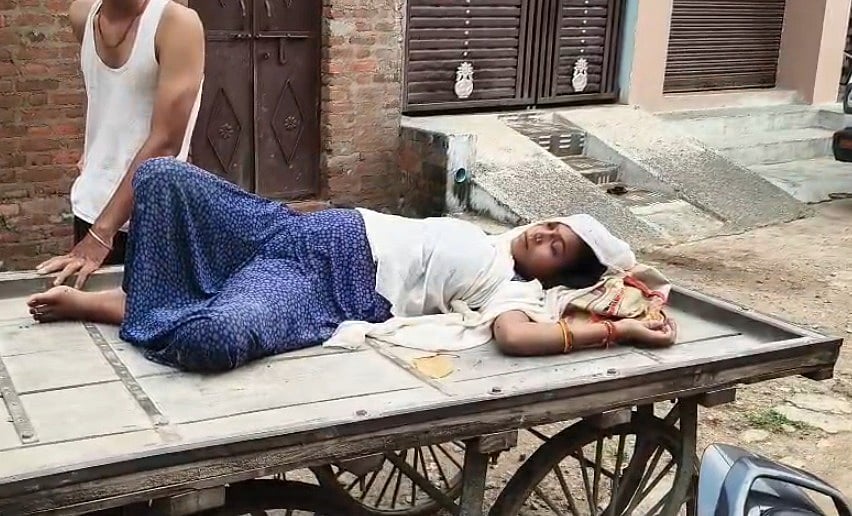 Pregnant woman carried on handcart in Chhatarpur due to no ambulance, hospital staff denial exposes healthcare negligence.