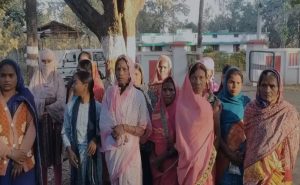 Balaghat women labourers protesting for pending wages outside office