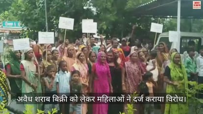 Women protesting against illegal liquor sale in Khandwa villages outside Collector office
