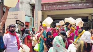 Women protesting against dirty and foul-smelling water supply in Mandideep