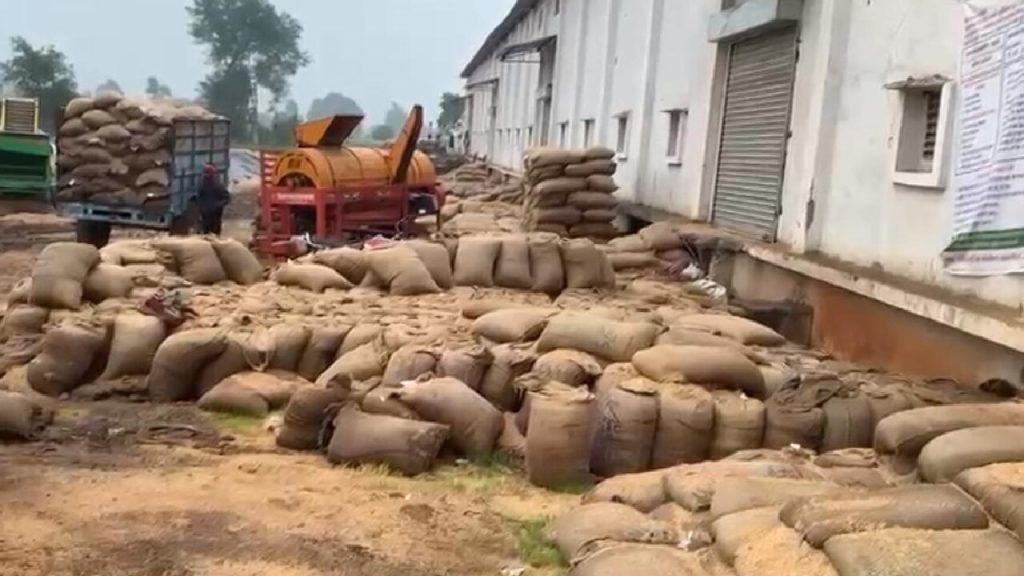 Balaghat administration seizing trucks involved in MSP paddy scam