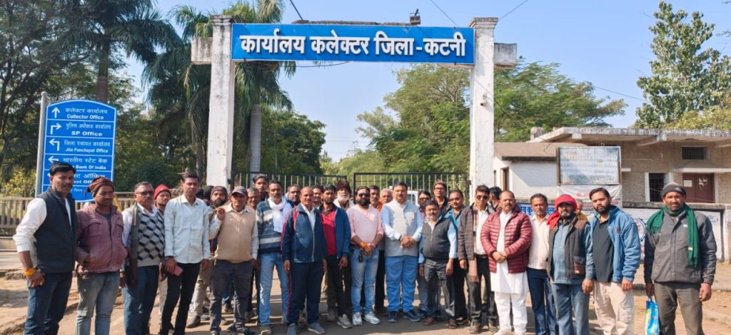 Farmers protesting against unfair paddy procurement system in Katni, Madhya Pradesh