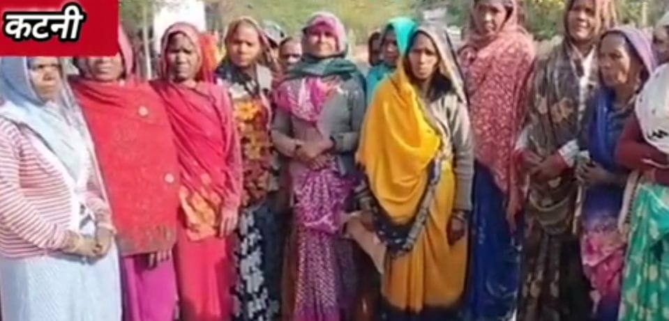 Illegal liquor seized from auto in Kaimore Katni district, police action while Sleemanabad liquor sale continues