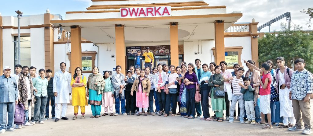 Shahdol school students visiting Somnath and Dwarka temples on an educational and cultural tour
