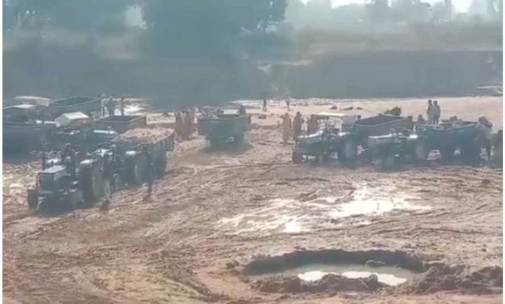 Illegal sand mining using tractor trolley in Maha River Katni Madhya Pradesh