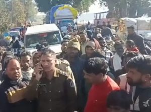 Villagers protesting against illegal liquor sale and drinking water crisis in Katni Sliemanabad area