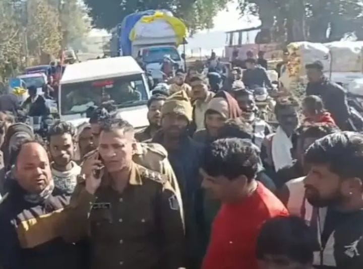 Villagers protesting against illegal liquor sale and drinking water crisis in Katni Sliemanabad area