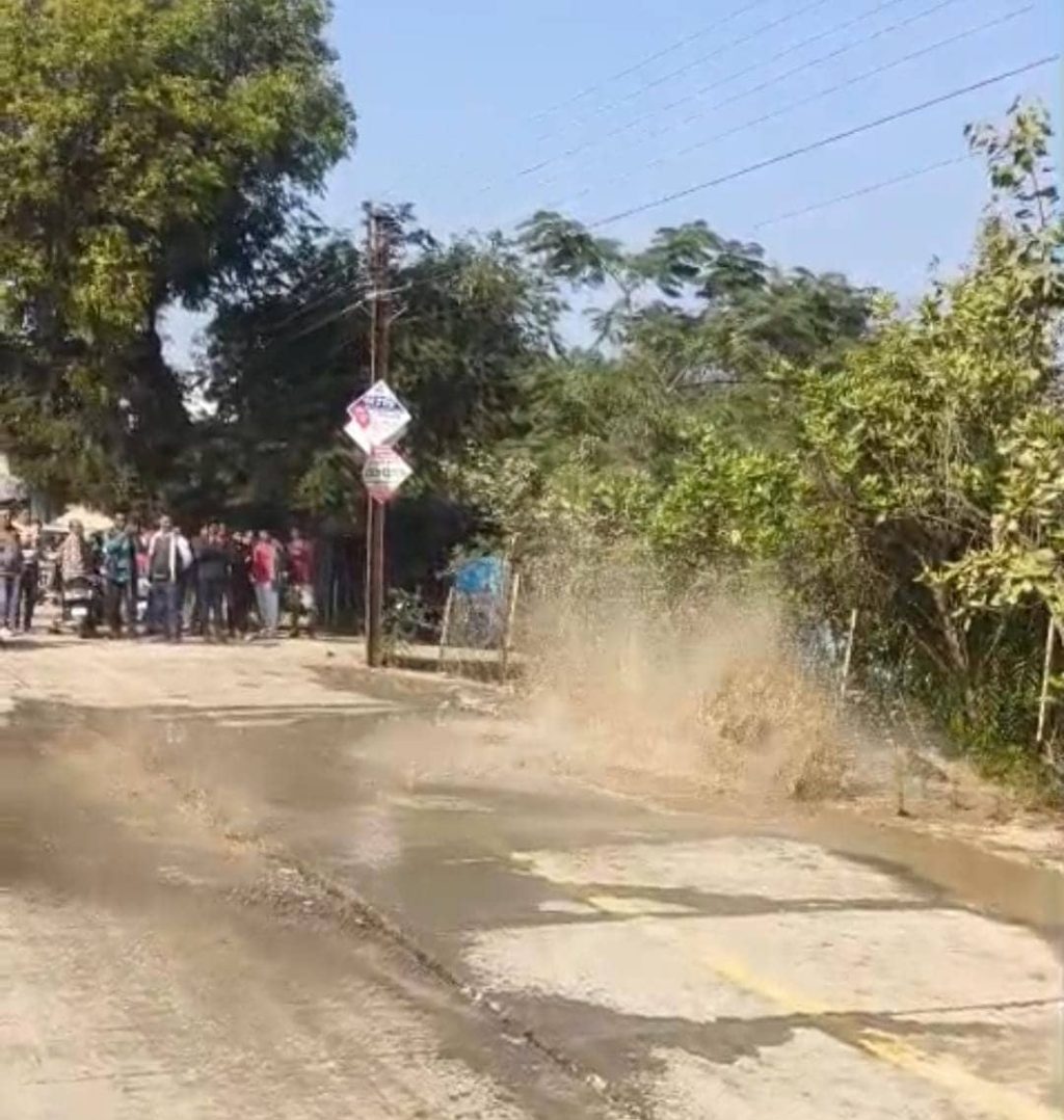 Nal Jal Yojana pipeline burst in Amarpatan causing road collapse and water wastage in Maihar district