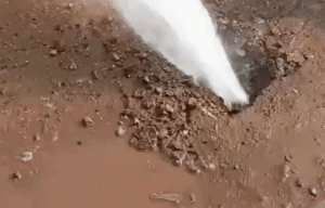 Water pipeline burst at City Kotwali Chowk Satna flooding roads and disrupting traffic | mpsamwad.com