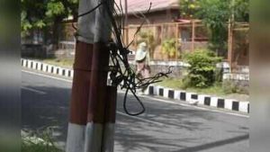 भोपाल में सड़क किनारे बिजली के खंभे और खुले तार, जिनकी सुरक्षा जांच के लिए नगर निगम ने ऑडिट शुरू किया है