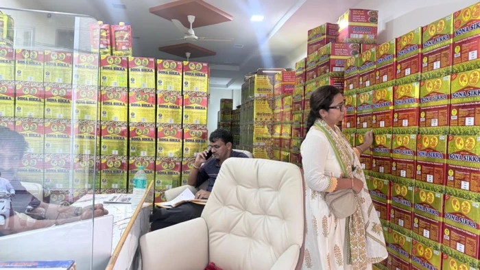 इंदौर मल्हारगंज में Food Safety की कार्रवाई — 10,500 लीटर मूंगफली और सरसों तेल जब्त, 11 सैंपल भोपाल लैब भेजे