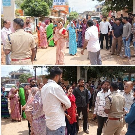 कटनी में अवैध शराब बिक्री के विरोध में चक्काजाम करतीं महिलाएं और स्थानीय रहवासी